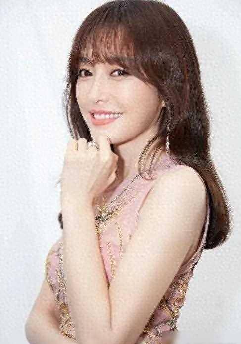 44岁秦岚和小9岁魏大勋的手挽手回家,他们能修成正果吗_社会_作品