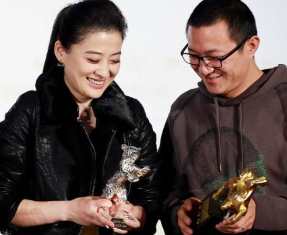 梅婷罕见与老公去领奖,穿皮衣 半身裙像女王,小11岁的他像跟班_大衣