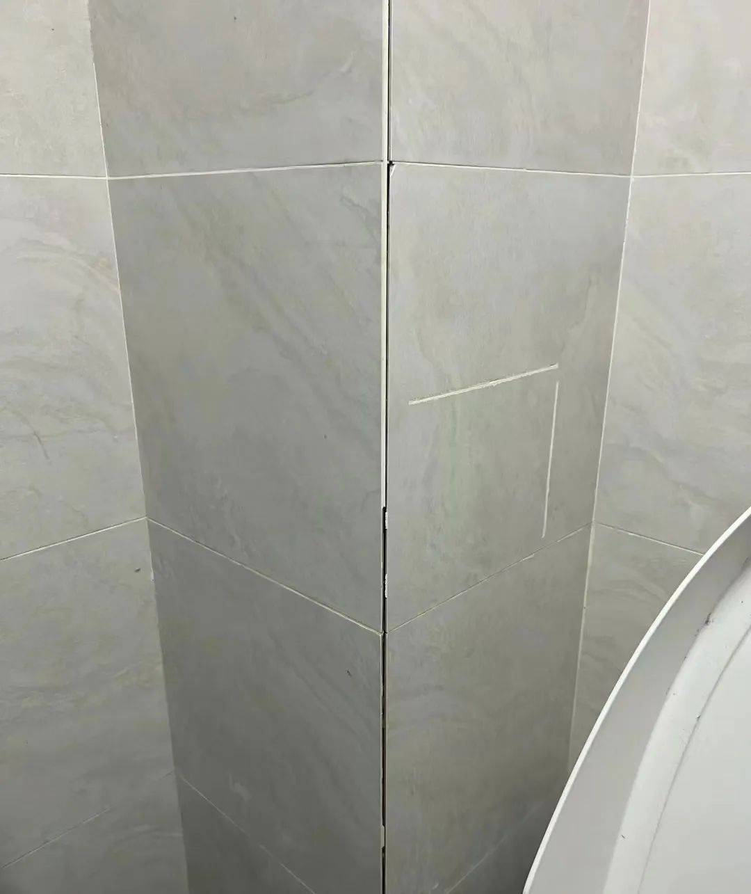 你家刚贴的瓷砖就空鼓,快看看是什么原因造成的?下次装修一定要避免_