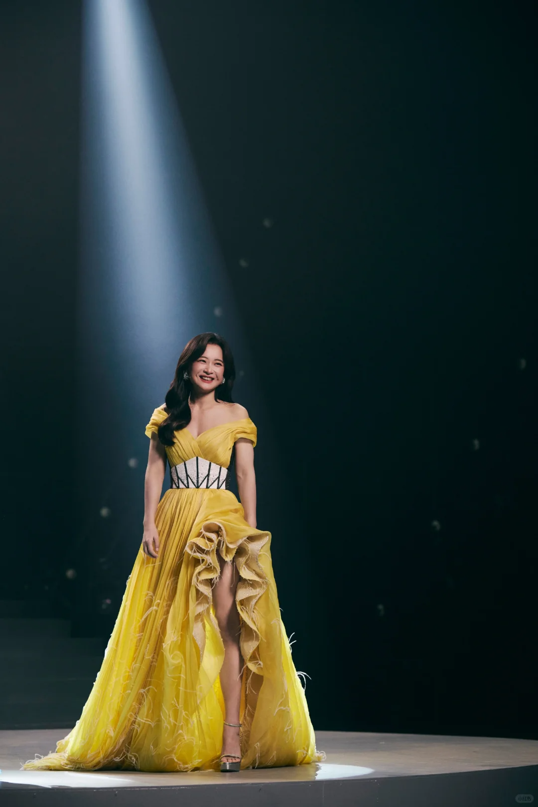 贾玲瘦身后惊艳亮相,大波浪卷发 露肩黄色开叉礼服,美出新高度