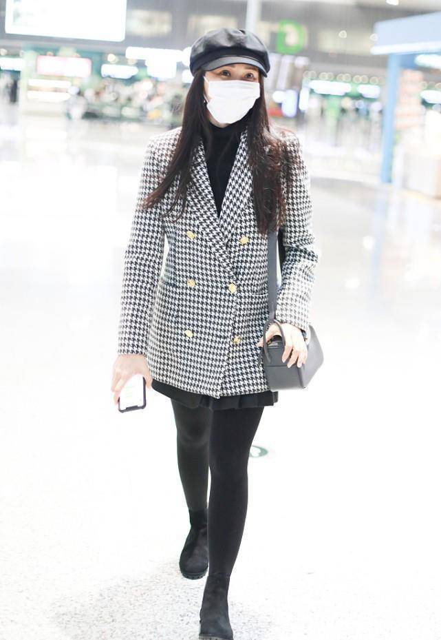 伊能静穿得太嫩了,一点都不像年过五十的人,身材保持得真不错_短裙