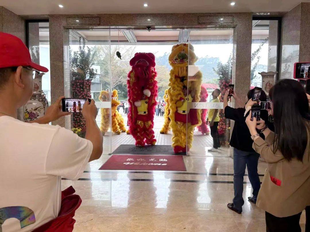 东莞大岭山镇百花洞醒狮迎新,"百千万工程"焕发新春活力_表演_文化
