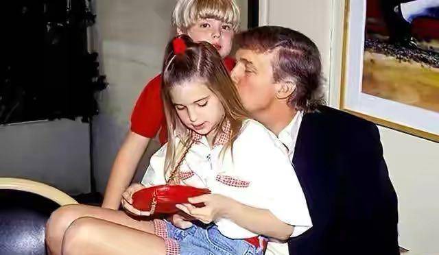 伊万卡是特朗普与第一任妻子的孩子,第一任妻子伊万娜年轻时的颜值一