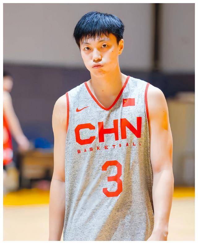 在本次集训中,郭艾伦和赵睿缺席,这意味着胡明轩需要承担更多的得分