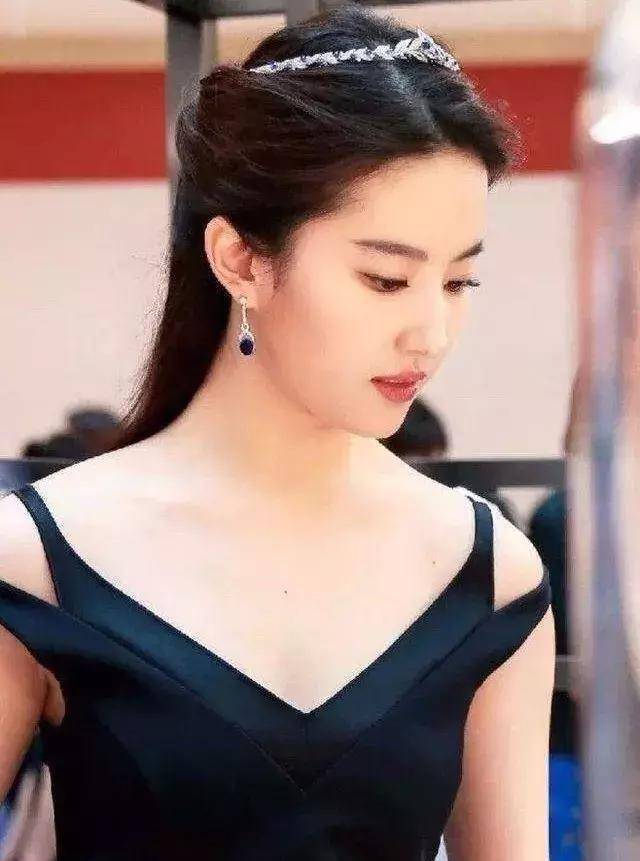 近日,刘亦菲破天荒的一改变往日清纯的玉女形象,在微博晒出时尚自拍