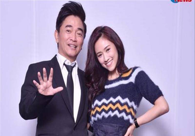 侯佩岑晒全家福,一家四口搞怪日常,让人羡慕._孩子_照片_网友