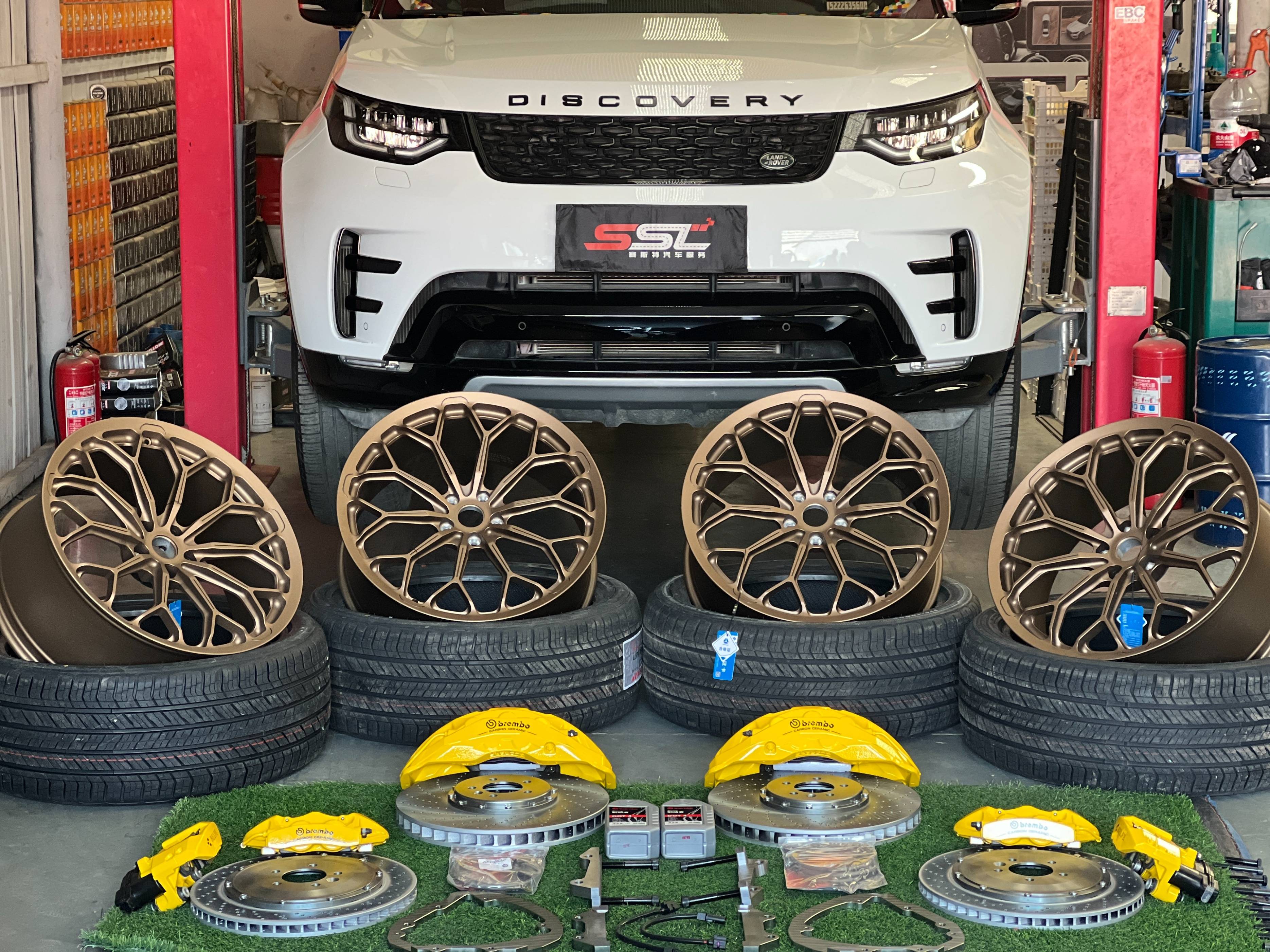 路虎发现5升级22寸百炼羽锻造轮毂,告别肌肉男筷子腿!