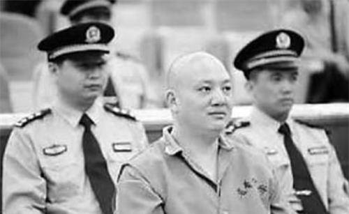 成功的案例后,刘招华的野心也随之膨胀,他和另外一名商人陈炳锡协议