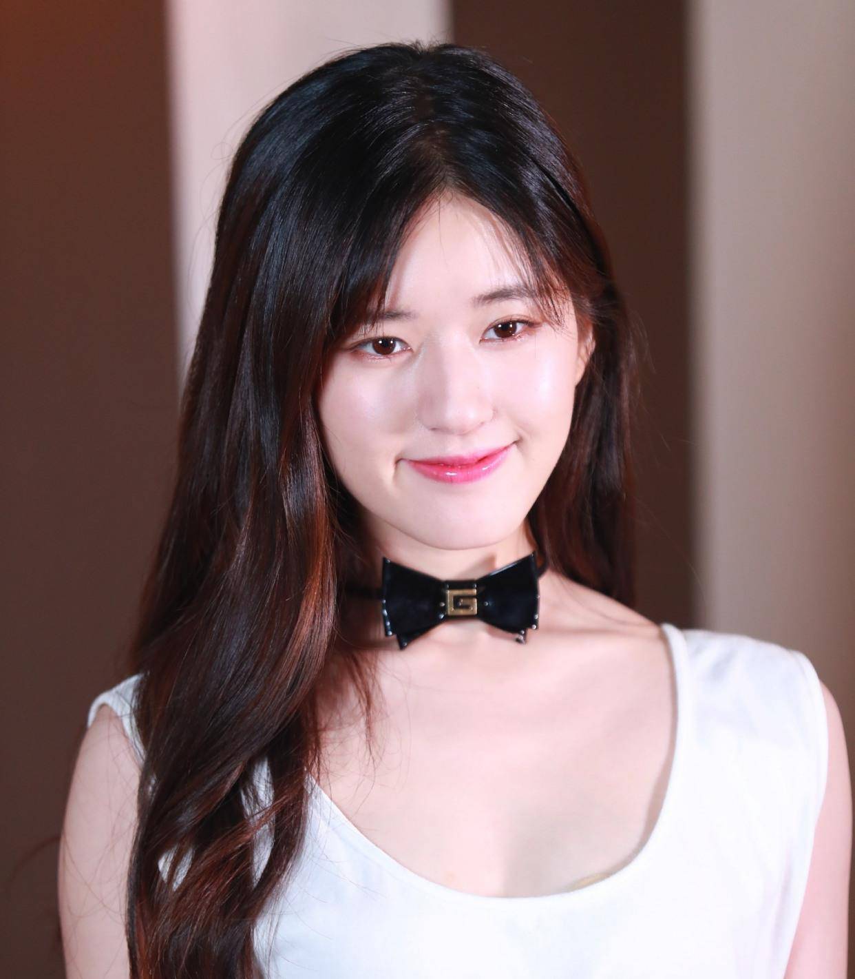 赵露思晒无滤镜自拍,七字霸气回应p图争议,不愧是赵丽颖2.