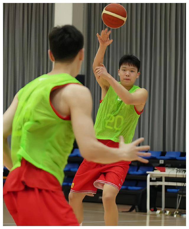 中国男篮新人脱颖而出，战术浮现，队长确定！