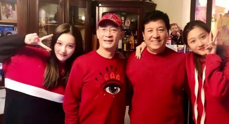 六小龄童34岁女儿至今不嫁,看到本人以后,这一般人谁敢娶啊_章同童