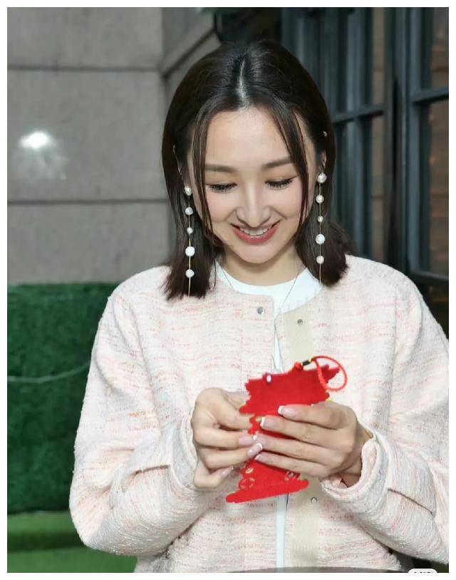 高海宁在过去曾和音乐人邓智伟有过一段长达多年的恋情,然而两人最终