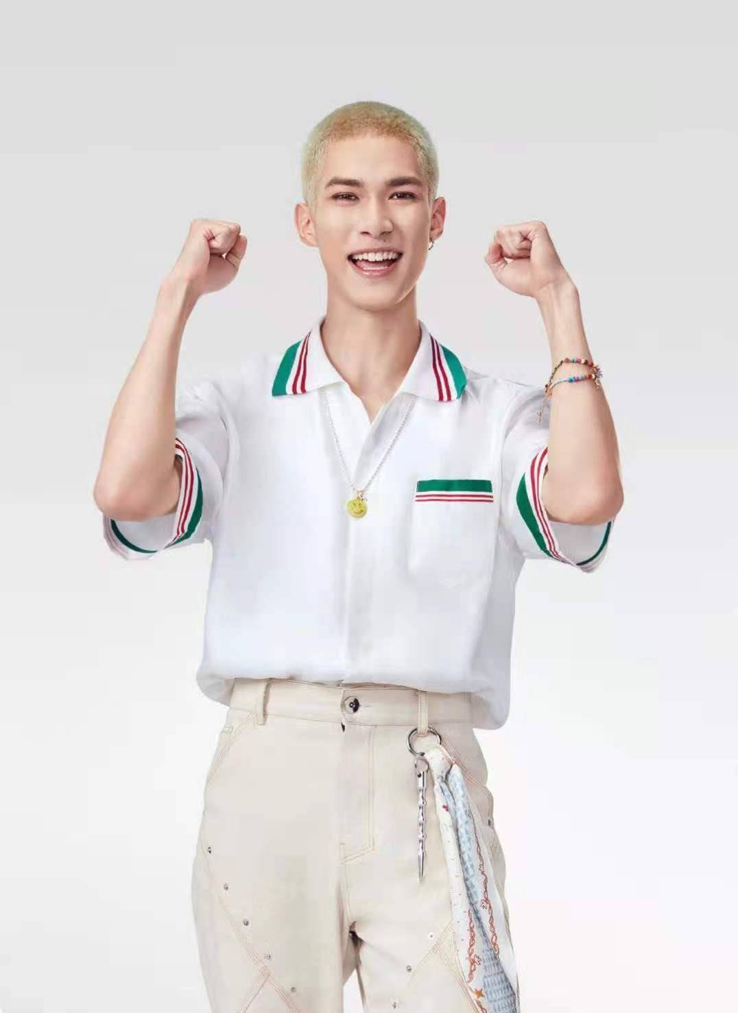 into1外国成员米卡被批没素质,用脚踩飞机靠板还发图炫耀_行为_因为