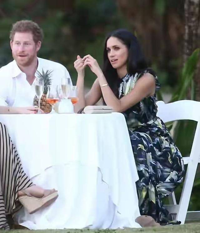 梅根公众下穿碎花裙甩掉鞋变化大,哈里变小胖墩_英国王室_风格_生活