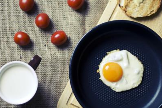 煎荷包蛋,别再只会傻傻加油,试试加点它,鸡蛋嫩滑不粘锅!