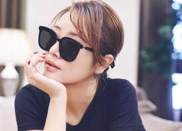 林心如更博戴耳钉晒自拍照,看到耳钉的位置,原谅我没见过世面!