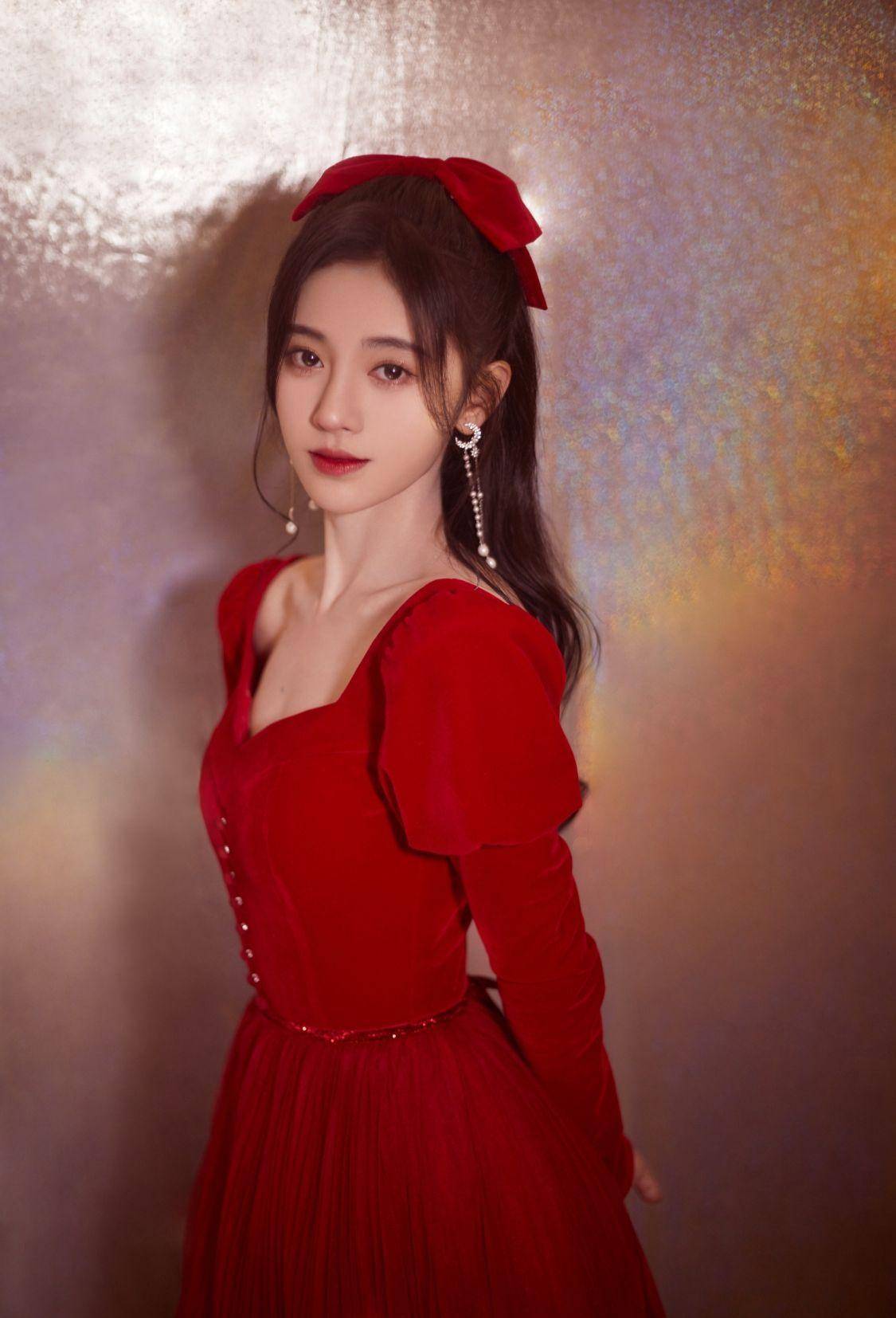 别人上舞台都是一身红,看到鞠婧祎的造型:秀儿,是你吗?_因为_大红色_