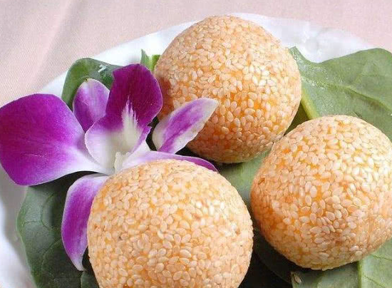 "煎堆碌碌,金银满屋;油角弯弯,家财百万