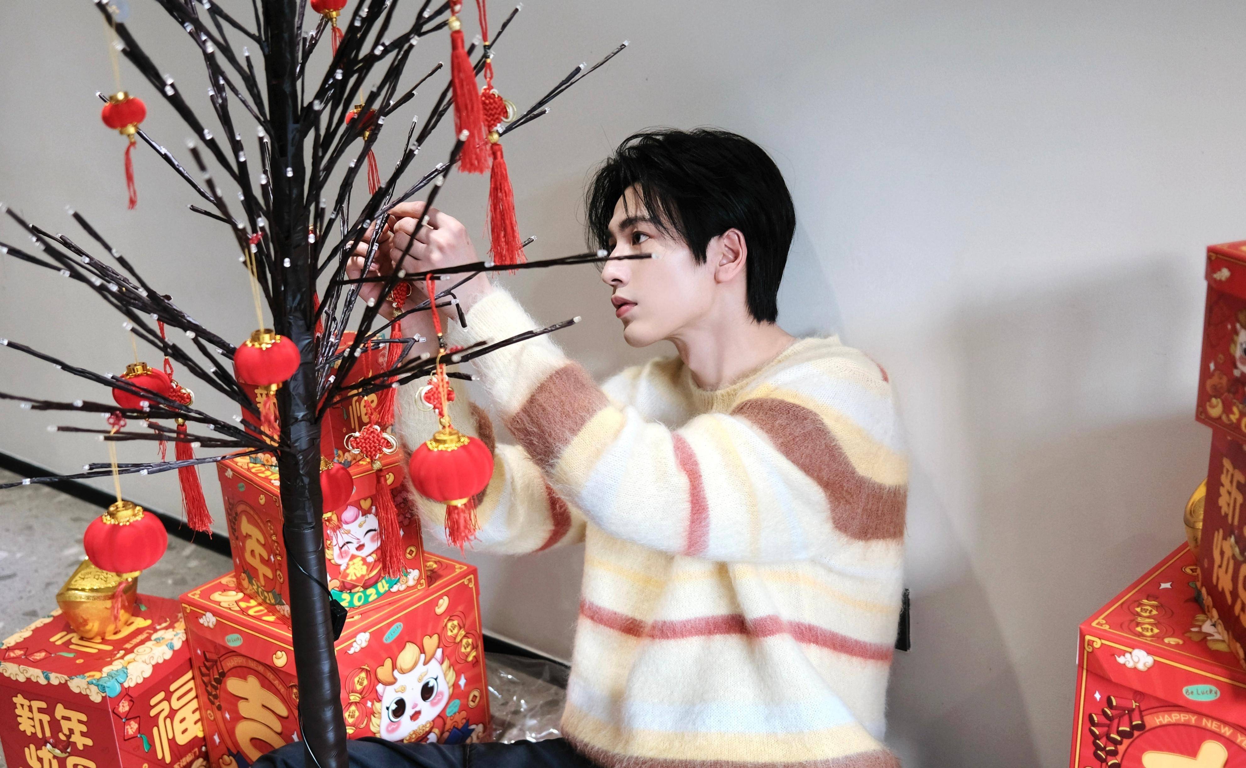 龚俊 张婧仪 侯明昊 邓为 张凌赫 刘昊然_情人节_营业_黑色贝雷帽