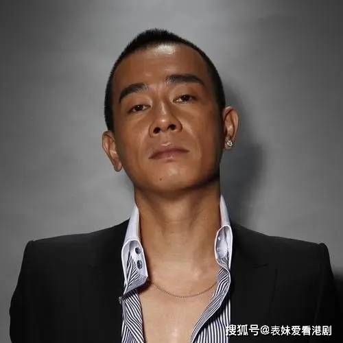 花费百万请来香港著名的堪舆姓名学大师为他改名小春哥本名是陈小臻