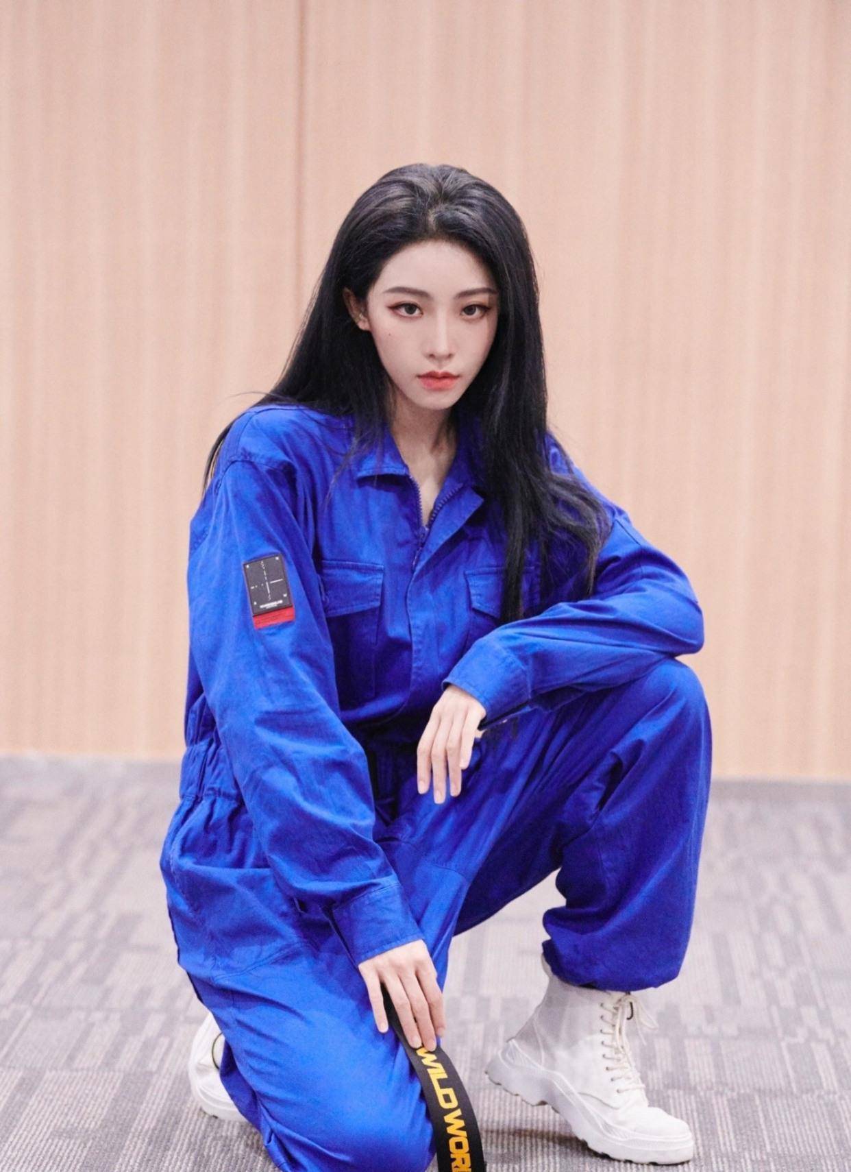 穿黑色露脐装特种兵人设上线,脐钉疤痕太抢眼_感觉_深蓝色_时尚