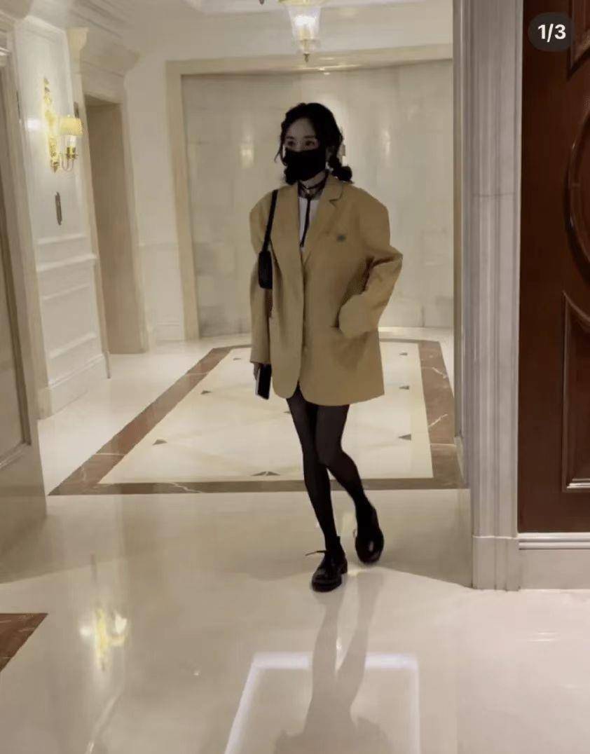 型硬朗宽松,就像是穿了男友的西装外出,配上黑色透明丝袜和黑色小皮鞋