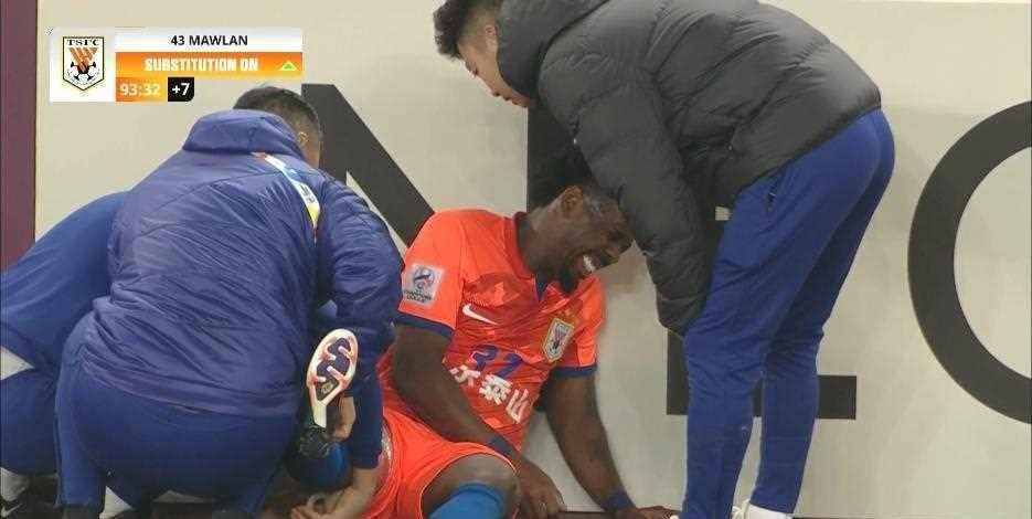 进球功臣费南多因伤被换下,表情痛苦在场边就地接受治_比赛_乌郎_球迷