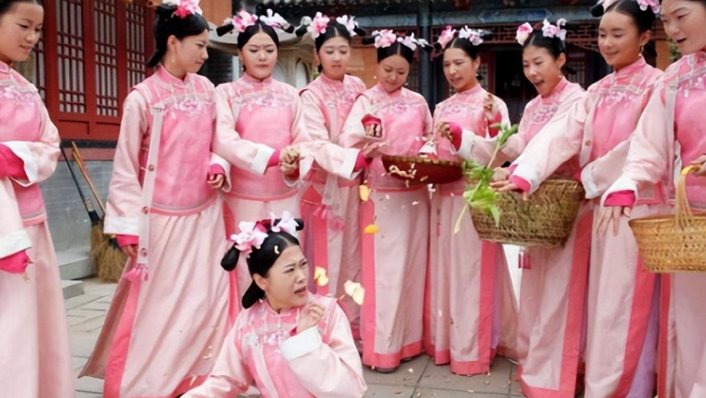 她望着床上衣袍齐整的老爷出神,忽然对成为一名侍妾产生了向往.