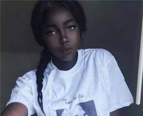 被称"非洲最美黑人女孩",因长得太美,出门都需要族人全程护送_lolita