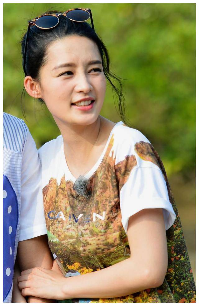 李沁高清直拍,竟发现牙齿黄黄的?果真如此吗?_明星_个人_作品