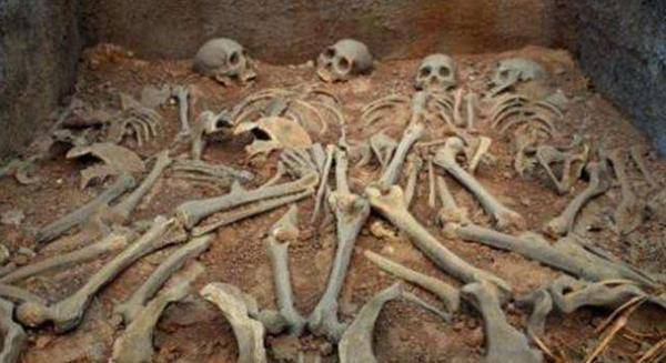 专家在秦始皇陵墓发现大量20岁女孩尸骨,心情沉重,直言:荒诞_古代