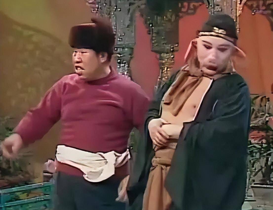 快到晚会结尾时,车迟国王后的饰演者赵丽蓉表演了小品《柜中缘》,身穿