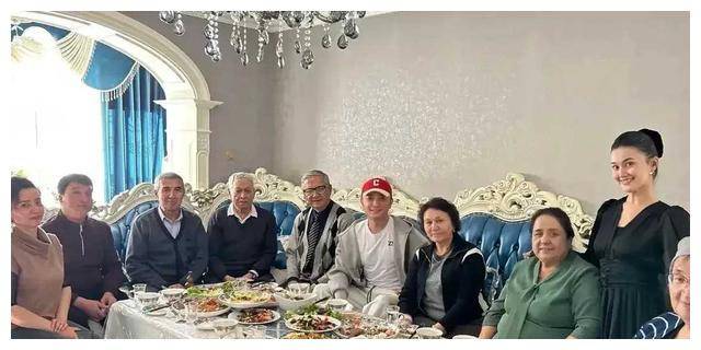 新疆小尼的妹妹真是迪丽热巴,美艳动人,吸引眼球._家人_家庭_气质
