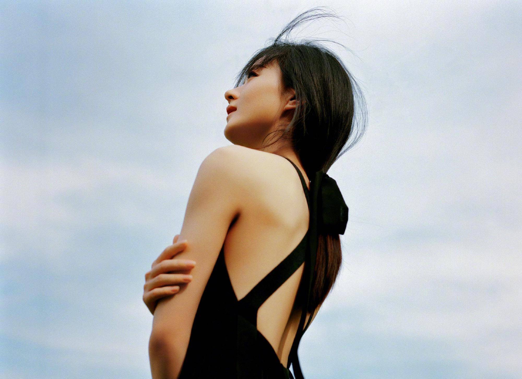 赵丽颖懒理婚姻传闻晒美照,穿露背装秀蚂蚁腰,腰线完美伤已痊愈_照片