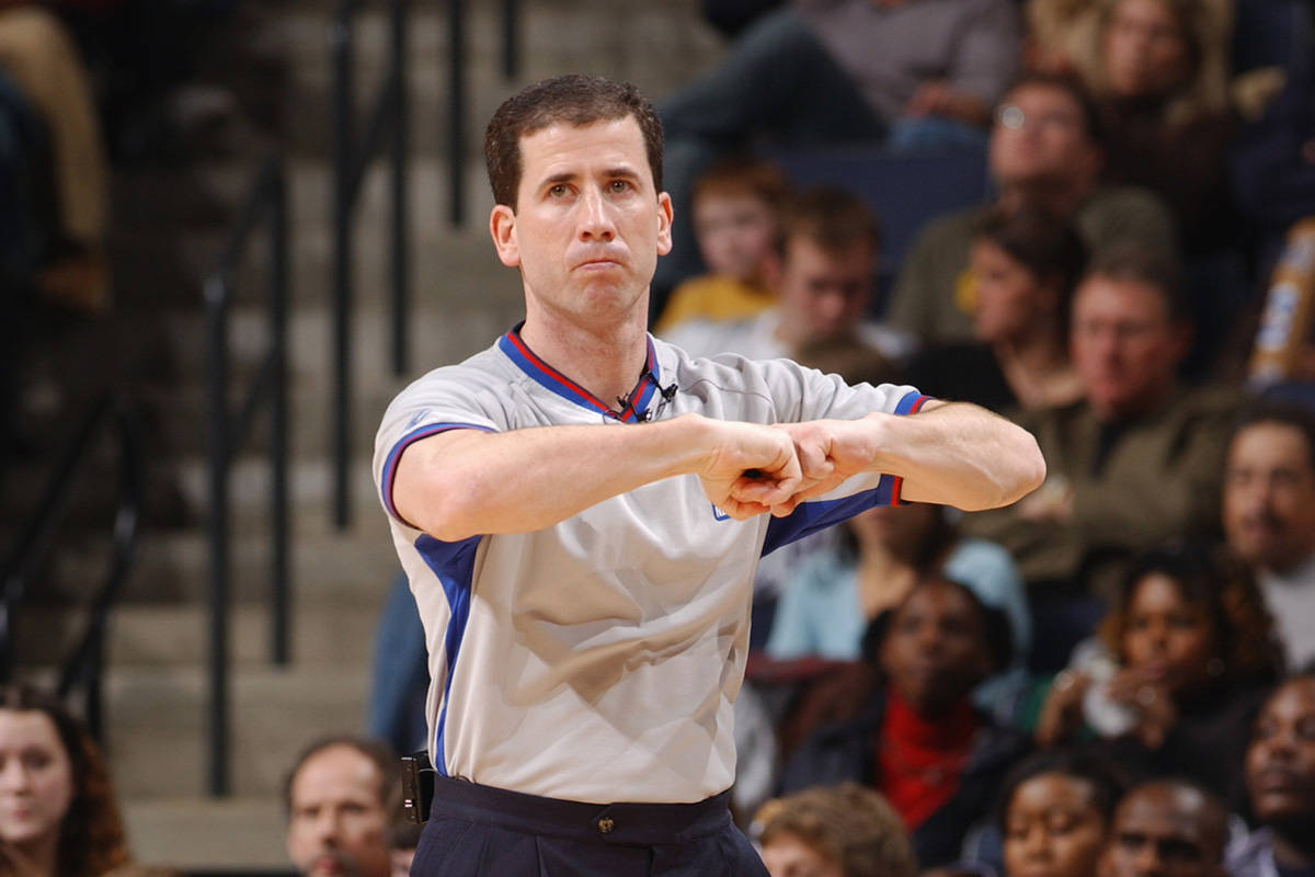 记得这位因黑哨入狱的nba裁判吗?