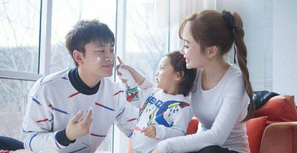 甜馨李小璐同穿亲子装,大家却把关注度放在眼皮上,看后傻眼了_贾乃亮