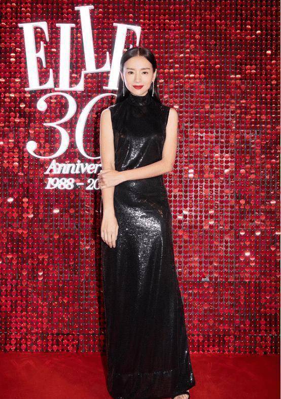 董洁到国外太会穿了,格纹西装配长靴高级洋气,美出新高度_的设计_款式