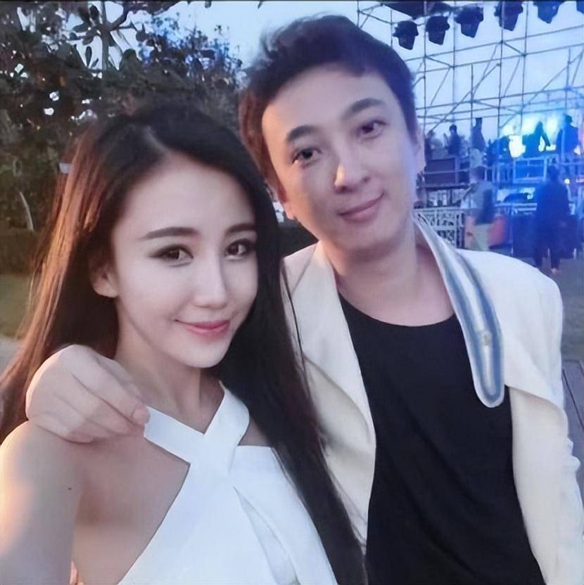 王思聪带美女蹦迪,左拥右抱相处融洽,有美女没座位站着也不离开_女友