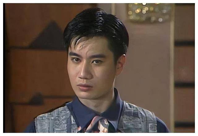 此外,朱厚任饰演的香港皇家警察任永刚是男主的父亲,一个50多岁的帅