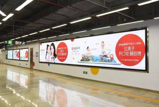 重庆轻轨地铁视频广告,轻轨地铁车厢海报,地铁灯箱广告,地铁电视广告