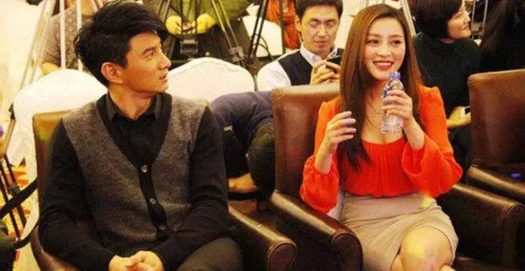 吴奇隆和冰冰合影面无表情,和婷婷合影微笑,和诗诗合影真情流露