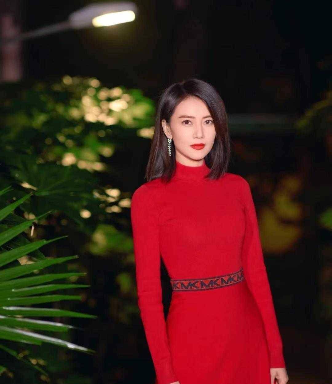 高圆圆新年穿搭太美了,穿红色连衣裙配长靴,美得精致高级_方式_款式