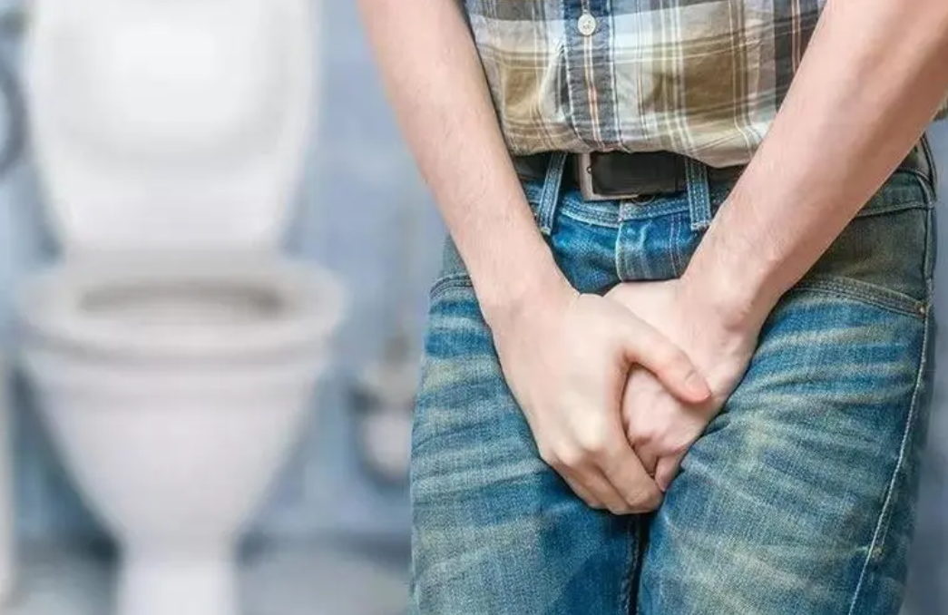 长期久坐,憋尿:随着现代社会的快节奏发展,许多男性工作习惯逐渐转变
