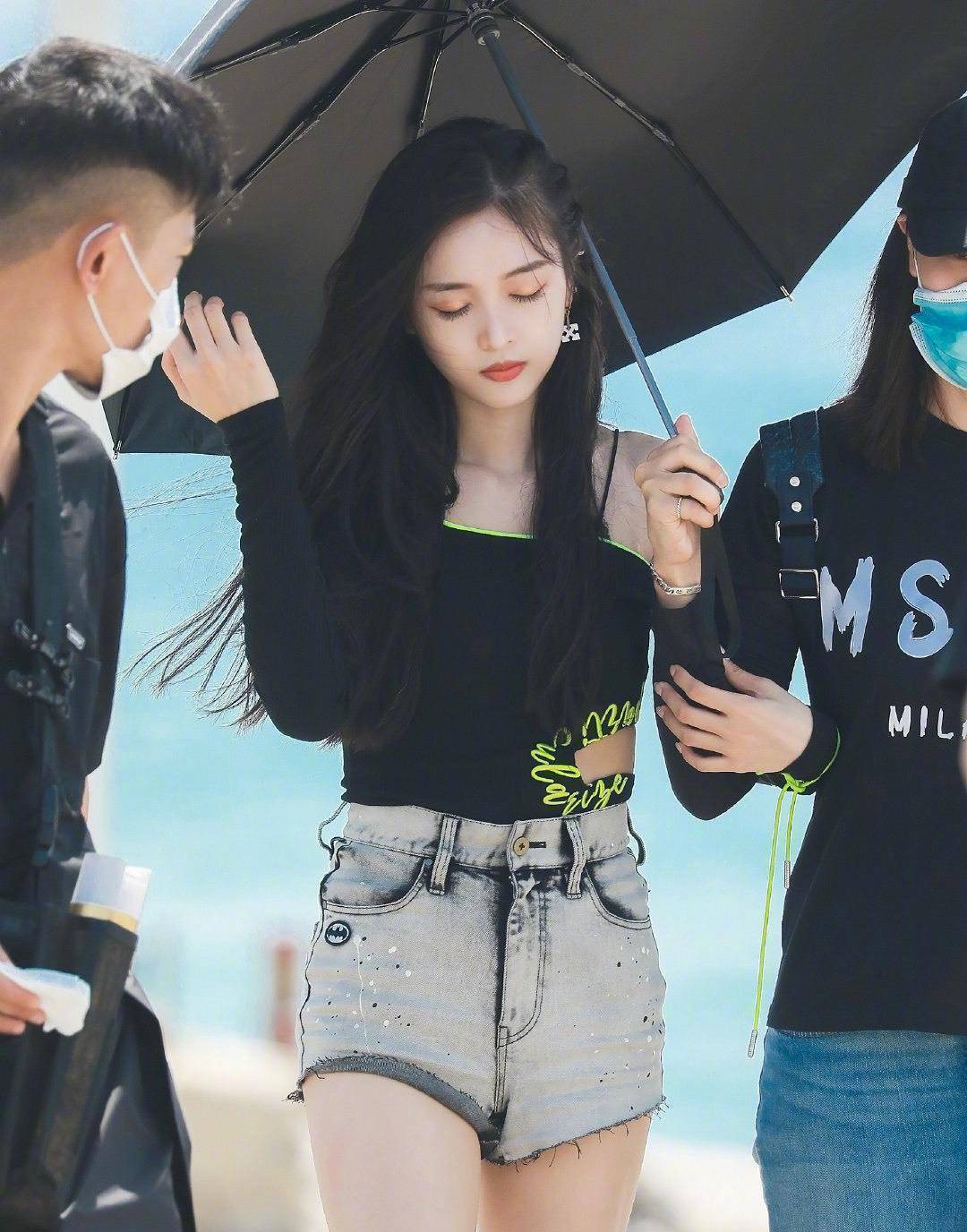 吴宣仪跳钢管舞脚趾超用力,穿露肩绑带上衣,时尚的同时不忘防晒_的