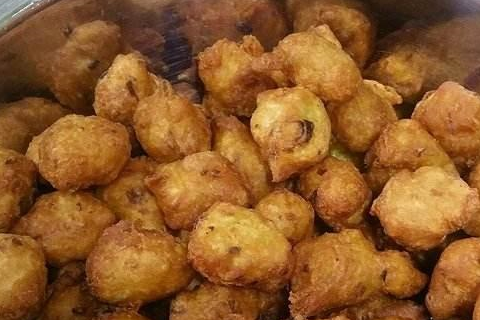 大妈街边摆摊卖"它"1斤20元,生意火爆,顾客:排多长队也要买_丸子_小吃