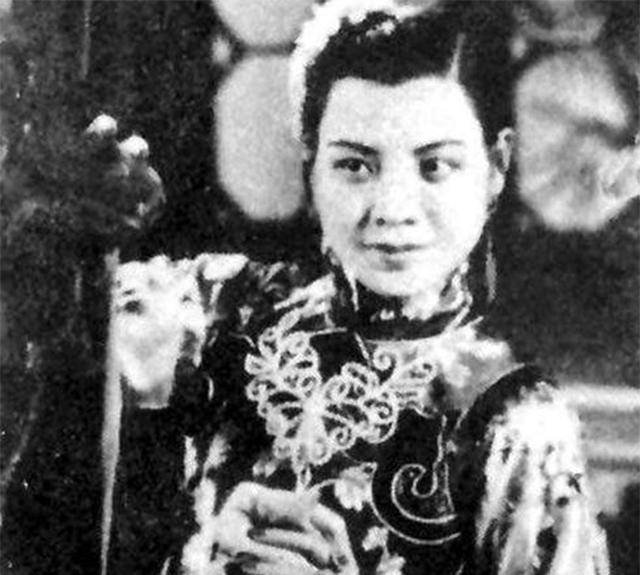 30年代旧上海才女:英达的姑奶奶,假扮舞女当特工,26岁