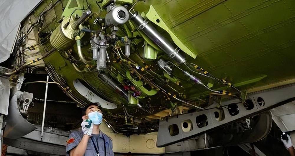 1996年武汉,客机误入雷暴层,机身翻转40秒,事后原因争执不断_架飞机