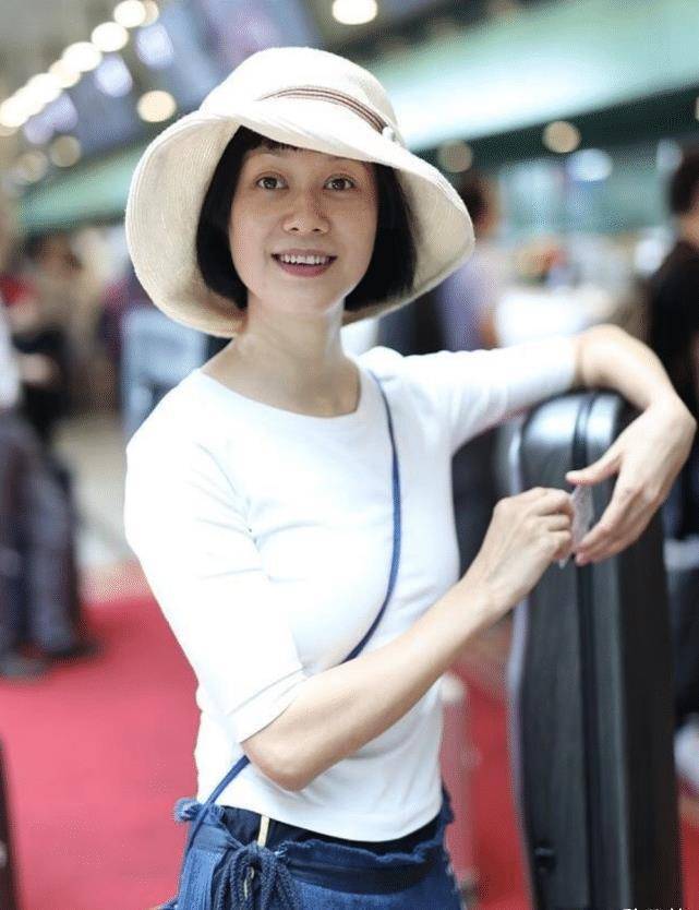 据说她的老公杨荣还是一位身价不菲的富商,倪虹洁也表示:自己老公是圈