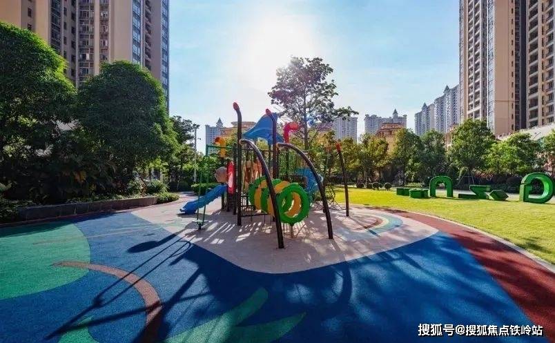 8万方的全民运动公园,配有篮球场,双足球场和婚礼广场等,让业主能在