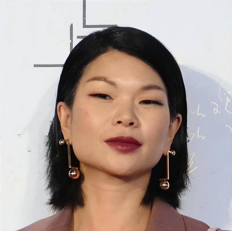 一家五口人的生活虽然算不上富裕,但父母也把最好的给了三个孩子.